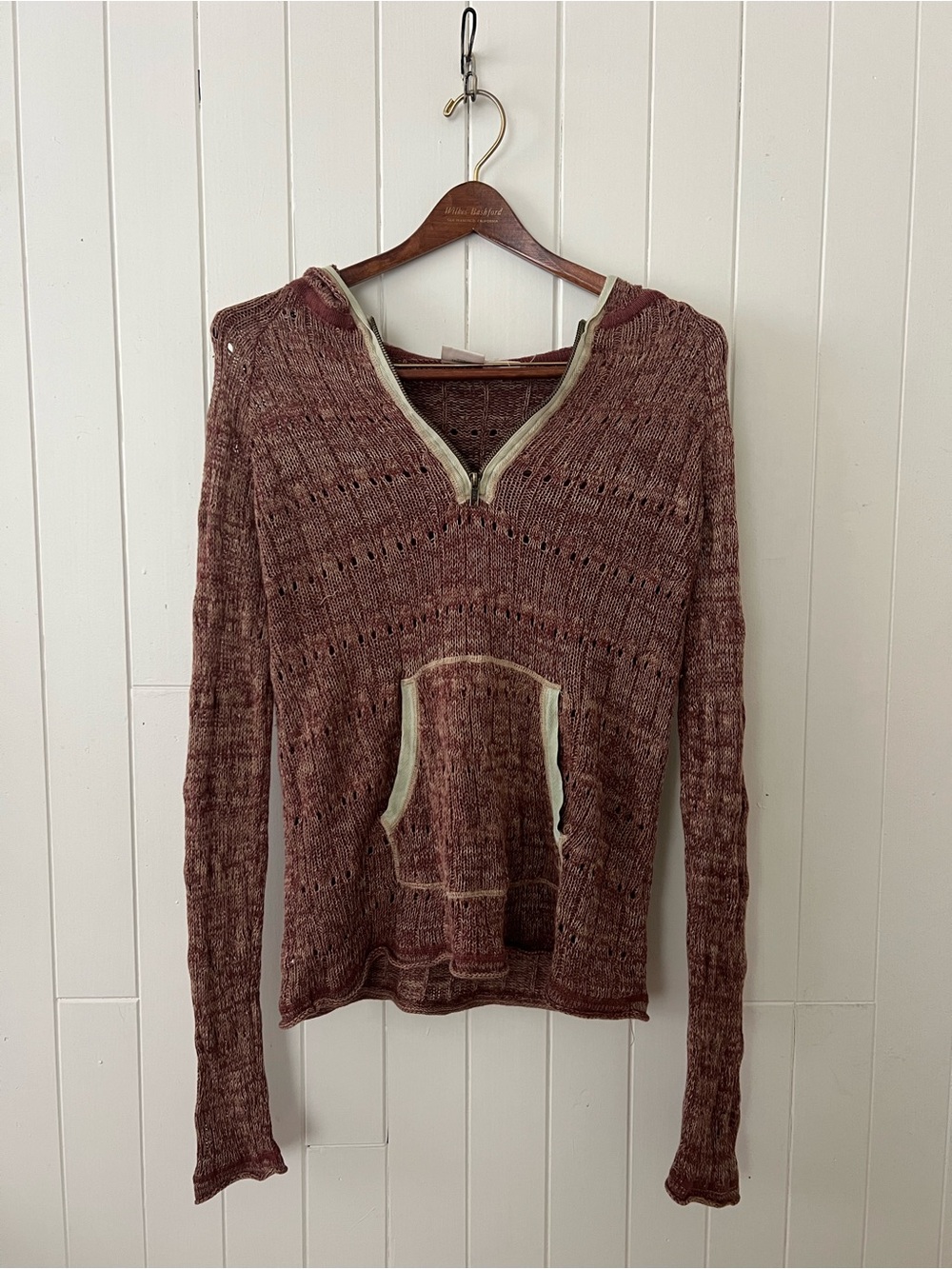 Knit hoodie pullover in burgundy